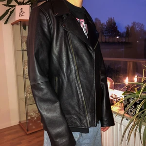 Skinnjacka - tjo! säljer några skinnjackor (gå in på min profil för att se 11 andra skinnjackor). Storlek: L - Jag är 175 - Vid frågor kontankta mig via snap eller medelenaden här. fenixp04 :)