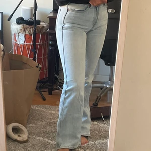 Weekday jeans - Super fina ljusa utsvängda jeans från weekday. Passar mig som har 36/38 i allt