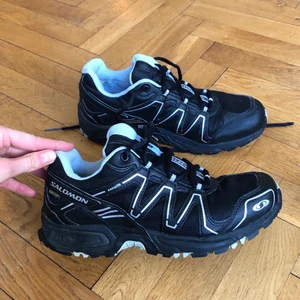 Salomon, skor, 39 1/3 - Säljer ett par supersnygga Salomonskor i goretex. Fräscha och i jättefint skick.