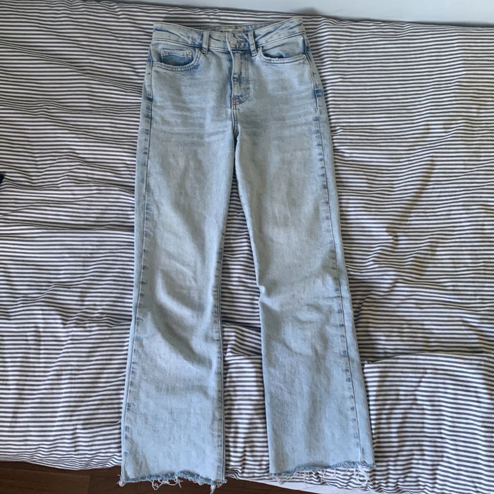 Säljer dessa högmidjade jeans från Gina Tricot i modellen Ylva kick Flare då de börjar bli för små för mig. De sitter halv tight på låren och mer löst ner mot smalbenen. Skriv privat för fler bilder eller frågor💕. Jeans & Byxor.