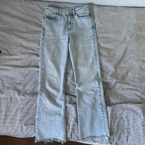 Säljer dessa högmidjade jeans från Gina Tricot i modellen Ylva kick Flare då de börjar bli för små för mig. De sitter halv tight på låren och mer löst ner mot smalbenen. Skriv privat för fler bilder eller frågor💕