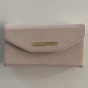 Ideal of sweden plånboksfodral - iPhone 7 plånboksfodral i bra skick. Säljes då det inte kommer till användning. Hör av er vid frågor. Köparen står för ev frakt.