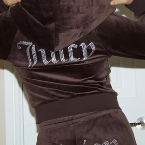 Juicy couture  - Brunt juicy set. Byxor storlek M, koftan storlek S. Jätte fint skick knappt använt!