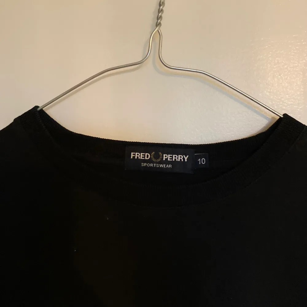 Världens bästa t-shirt från Fred Perry! Älskar denna men kommer inte till så mycket användning längre. Storlek 10, passar Xs-L beroende på hur oversize man vill ha den! Möts upp i Malmö eller fraktar💙. T-shirts.