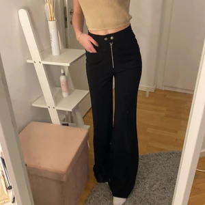 Bik Bok kostymbyxor strl Xs  - Säljer ett par jättefina vida kostymbyxor från Bik Bok som endast använts en gång p.g.a. för långa för mig som är 161cm. Dessa byxor har två främre fickor (se andra bilden) och går precis över naveln. Säljer dessa byxor för 159kr inklusive frakt 🥰