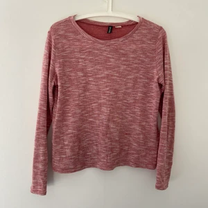 HM tröjor S  - Två tröjor i rosa/ lila i både storlek s från HM. Skriv om du är intresserad för en av de eller om du har frågor isf kan det fixas! Frakt kan bli billigare! 