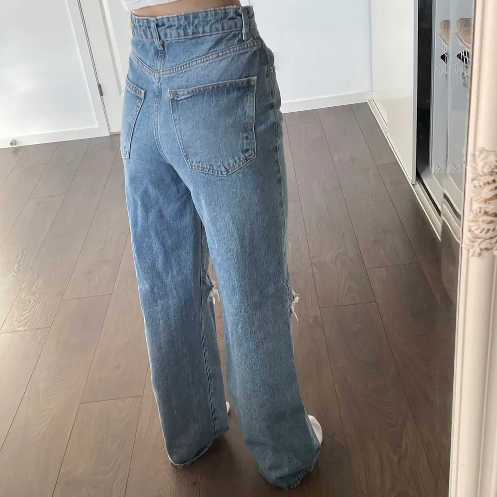 Idun wide jeans från Gina Tricot i toppskick som endast använts en gång. Innerbenslångd: 84cm 💕Om du har frågor elr vill ha fler bilder så är de bara o skriva💕. Jeans & Byxor.