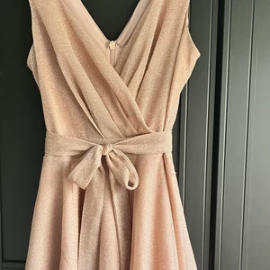 Bal klänning - Beige balklänning från bubbleroom, så fin har endast använt den en gång! Fint skick! Orginal pris 699kr! Frakt ej inkluderat