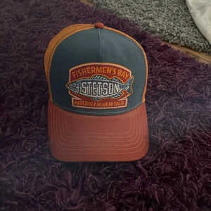 Stetson keps - Säljer min Stetson keps, orange keps  Säljer den för jag aldrig andvänder den Kom med bud