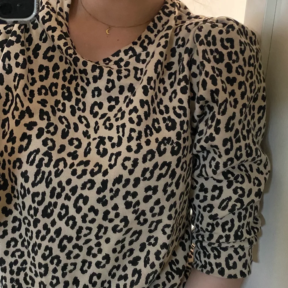 Säljer denna fina leopard tröja nu med puffärm som är trekvarts till armvecket🤎💕 vet ej vilken storlek den är exakt men den passar mig super som är S men skulle även passa M jättebra!. Toppar.