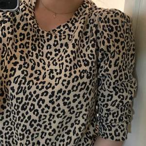 Säljer denna fina leopard tröja nu med puffärm som är trekvarts till armvecket🤎💕 vet ej vilken storlek den är exakt men den passar mig super som är S men skulle även passa M jättebra!