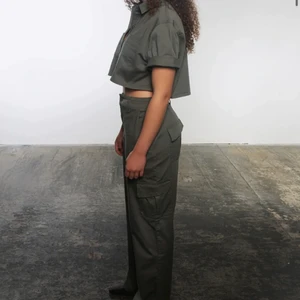 Cargo ADSGN - INTRESSEKOLL på mitt snygga snygga sett från A -DSGN. Byxorna har jag använt 1 gång och tröjan är aldrig använd!! Hör av er om ni är intresserade. Pris diskuteras 💛💫