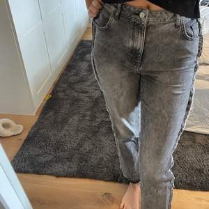 Säljer mina NA-KD jeans i storlek 36 med superfina detaljer på sidorna! Säljer då de inte kommer till användning! 