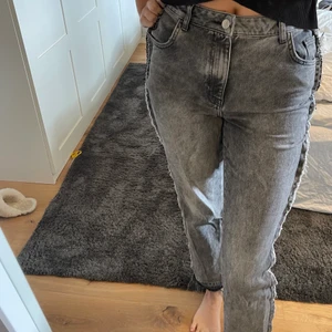 NA-KD jeans, storlek 36 - Säljer mina NA-KD jeans i storlek 36 med superfina detaljer på sidorna! Säljer då de inte kommer till användning! 