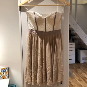 Strapless klänning stl 34 - Superfin klänning från Nelly som tyvärr blivit för liten för mig. Använd en gång