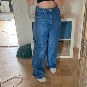 Jeans - blåa, högmidjade, baggy jeans från h&m! använda men i jättebra skick!