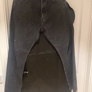 weekday jeans - mörk grå weekday byxor space fit storlek 33/32