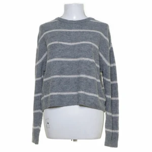 Stickad tröja - En fin grå stickad tröja från HM i storlek S. Tecken på användning finns därav priset. Hör av er om ni vill se bild på🤍