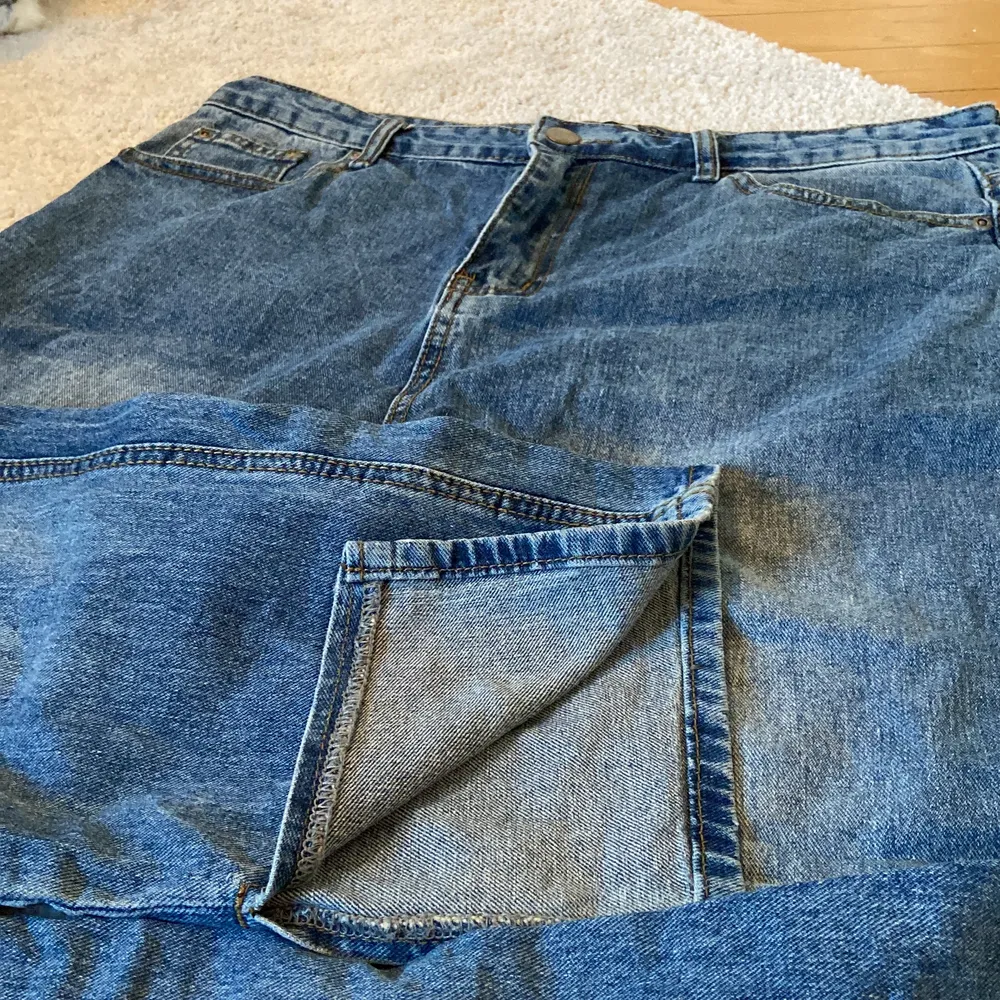 Jeans för kurviga kroppar, med en liten slit vid byxbenen. Lite vintage stil på dom . Jeans & Byxor.