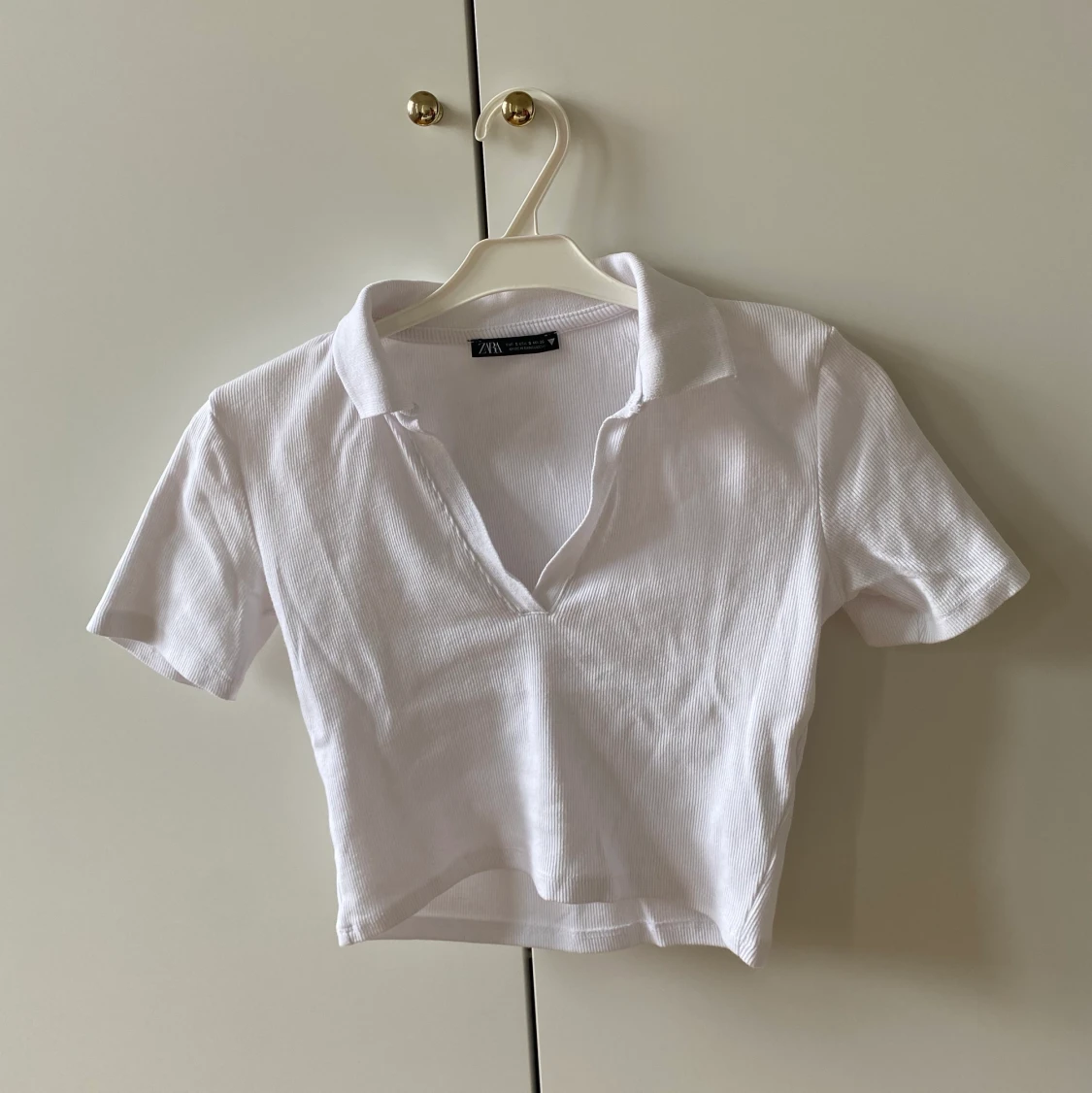 Vit t-shirt med krage