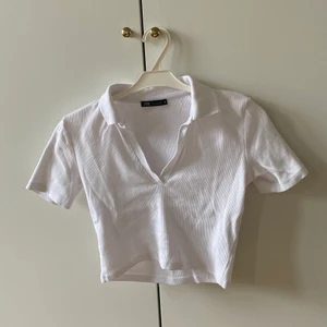 Vit t-shirt med krage  - Vit t-shirt med krage & ribbat material! Droppad modell! Köpt från zara i storlek S! Frakt ingår i priset!