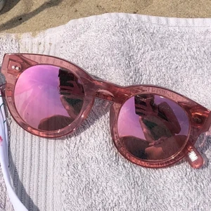 Chimi solglasögon - Säljer dessa chimis som jag köpt på Plick då dem aldrig har kommit till användning, kan även byta mot något annat💞 dem är även slutsålda 