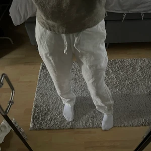 & Other Stories - Jättefina linnebyxor från & Other Stories. Passar perfekt till sommaren och har aldrig använts. Säljer pga för stora