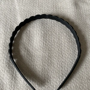 Diadem - Säljer ätt jätte fint diadem då de inte kommer till användning tyvärr. Den är i en matt svart färg! Kommer nog starta en budgivning på den också!!🫶🏽