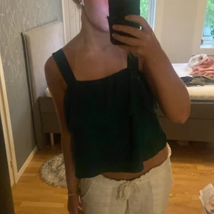 Linne  - superfint mörkgrönt linne, köpt secondhand för 150kr, avklippt lapp. Jag brukar ha S men skulle säga att den passar S/M. Säljer för 60kr 🥰