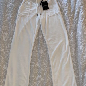 Juicy couture vita XS! - Helt nya oanvända juicy couture towelling white storlek XS super fina helt nya har kvitto köpta från Individ.com original pris  är 1 199 men vid snabb affär kan pris diskuteras men annars 1000