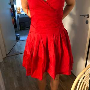 En jättefin röd klänning, använd en dag, perfekt för 50-tals tema Elr annat! 