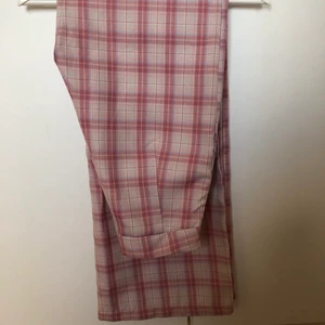 Rutiga byxor - Rosarutiga byxor från missguided petite, men såå långa. Jag är 162 och de tar i marken med marginal för mig. Färgen är bäst på sista bilden. Stängs med dragkedja i sidan. Lite tjockare kostymbyxmaterial, ingen stretch. 