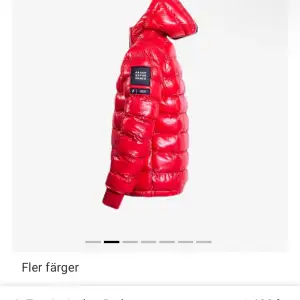 Säljer min röda glansiga peak performance jacka som köptes i vintras. Använd fåtal gånger och köptes för 1700kr, säljer för 800!💗💗