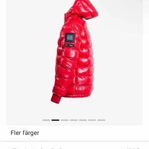 Peak performance jacka  - Säljer min röda glansiga peak performance jacka som köptes i vintras. Använd fåtal gånger och köptes för 1700kr, säljer för 800!💗💗