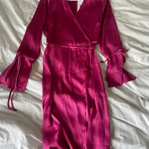 Lång, helt ny klänning från Gina tricot! Superfin färg o långa armar💓 nypris 499 