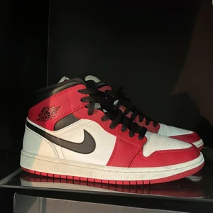 Jordan 1 mid chicago white toe  - Jordan 1 mid chicago white toe i storlek 41, fantastiskt color way som man alldrig kan gå fel med ☀️Perfekt till sommaren☀️, 💥väldigt bra skick💥, 💥Kan mötas upp i Stockholm eller frakta💥, om du har frågor eller vill ha fler bilder så är det bara att kontakta mig 👍,💥 pris är justerbart vid snabb affär💥