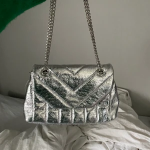 Silvrig väska - Säljer denna as fina silver väskan Köpt på Zalando men märket är pull&bear 150kr+ frakt