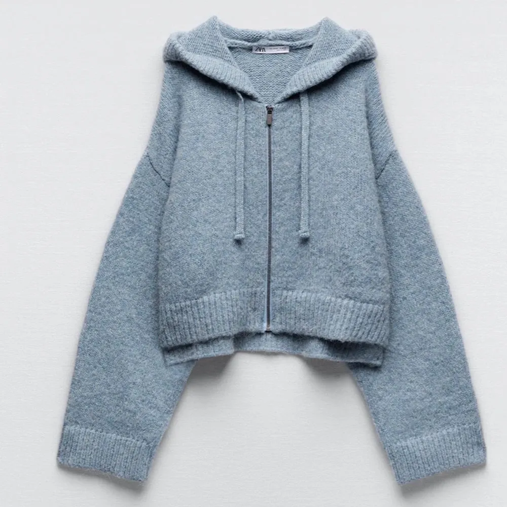 TAR ENDAST SWISH , KÖP EJ DIREKT ! Säljer denna eftertraktade zip up hoodie från Zara. Är slut och därför väldigt eftertraktad , aldrig använd! Så sjukt fin och mysigt, säljer då den inte kommit till användning❤️ ( sista bilden är lånad) Köptes för 450kr. Stickat.
