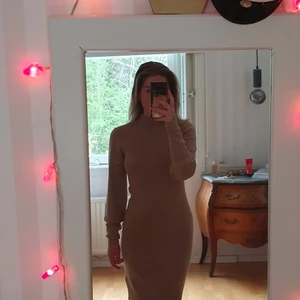 Stickad klänning - Beige stickad klänning med ballongärmar, skriv för fler bilder. Endast provad.