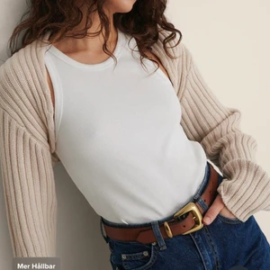 Stickad tröja  - Jättefin stickad kofta från NA-KD i storlek M. Helt i nyskick! Köpare står för frakt🖤🖤🖤 skriv privat för mer bilder!