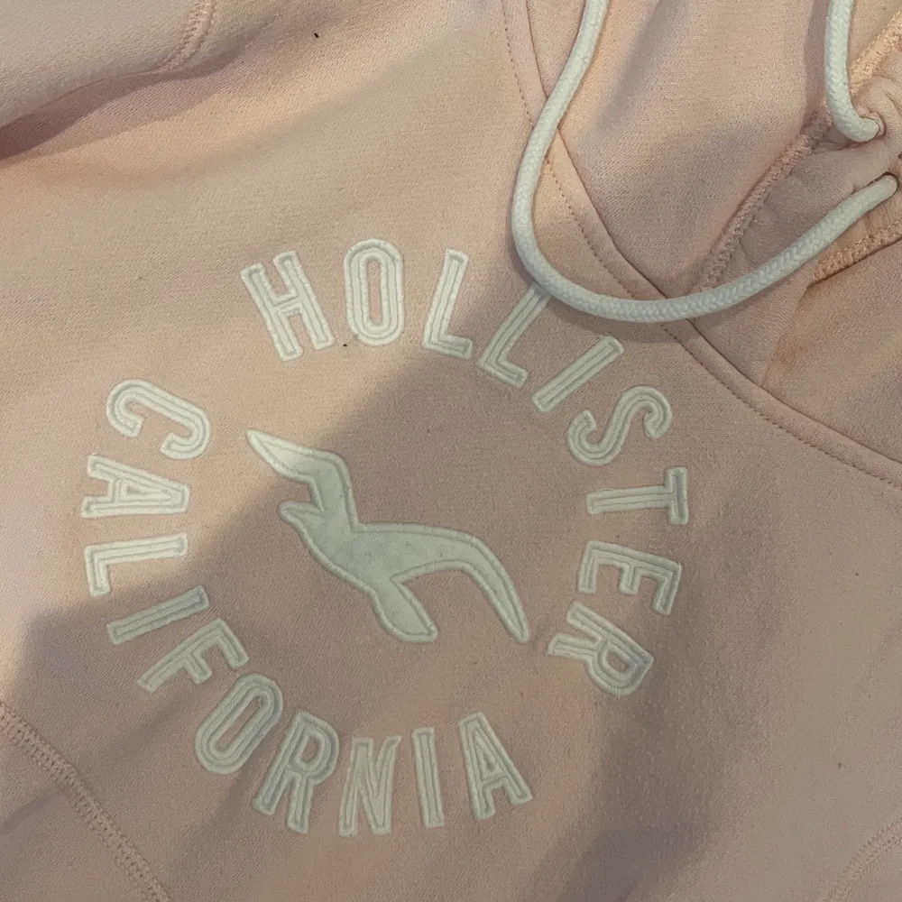 🌺säljer denna superfina ljusrosa hollister hoodien. I storlek M .Säljer den då den tyvärr inte kommer till användning🌺. Tröjor & Koftor.
