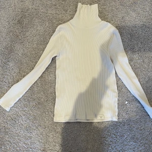 ‼️säljer denna superfina polotröjan‼️ - 💓säljer denna superfina polotröjan ifrån zara. I storlek 134. Säljer den då den tyvärr inte kommer till andvändning 💓