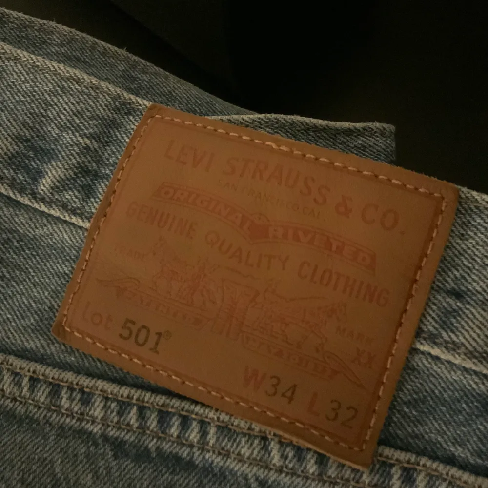 Säljer ett par Levis 501 jeans i väldigt bra skick. Storlek 34 32.. Jeans & Byxor.