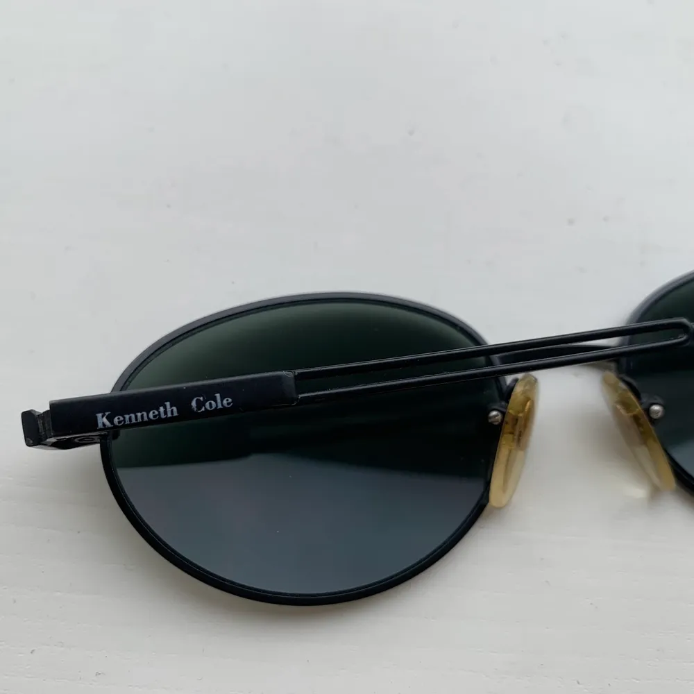 Vintage svarta solgalsögon från märket Kenneth Cole. Köpta i New york på 90 talet. . Accessoarer.