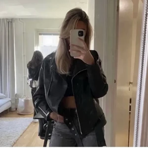 Zara skinnjacka  - Säljer vidare denna populära zara jacka i storlek L men sitter mer som en xs-s beroende på hur man vill att den ska sitta. Helt i nyskick.  300 kr + frakt eller bud💛. 