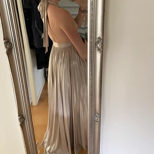 Balklänning - Säljer min gamla balklänning som jag hade på min förra bal. Köpt på bubbleroom men är endast använd 1 gång. Jag är 170cm och den sitter perfekt i längden
