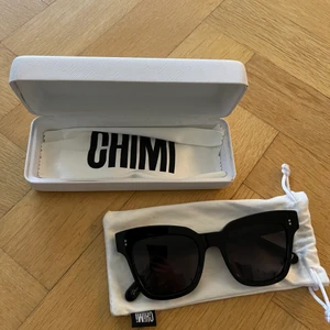 Chimi svarta solglasögon  - Jag säljer ett par svarta Chimi solglasögon. Jag har haft dem i ungefär ett år och de ser ut som nya. De är i modellen #005 och nypris är 1000kr.