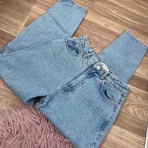 Zara jeans i storlek 34. Mom jeans model, i pefeckt skick. Jag säljer dem för att de är lite små för mig 💞☺️ Nypris: 399 kr 💞✨😊 Kolla på min profil  💞✨😊