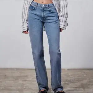 Jättepopulär, slutsålt mid rise Zara jeans i storlek 34! Jeans är helt ny och prislapp sitter på! 🥰