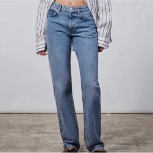 Zara jeans - Jättepopulär, slutsålt mid rise Zara jeans i storlek 34! Jeans är helt ny och prislapp sitter på! 🥰